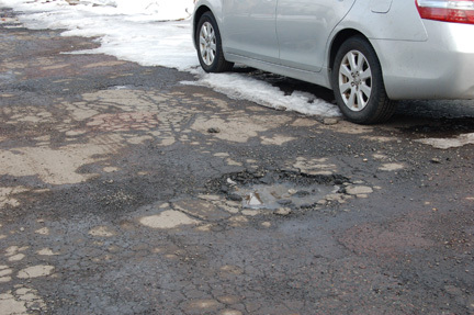 Ziemā labo satiksmei bīstamās bedres