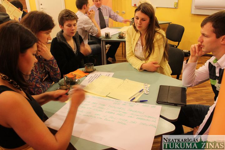 Tukuma domē jaunieši diskutē ar politiķiem /FOTO/