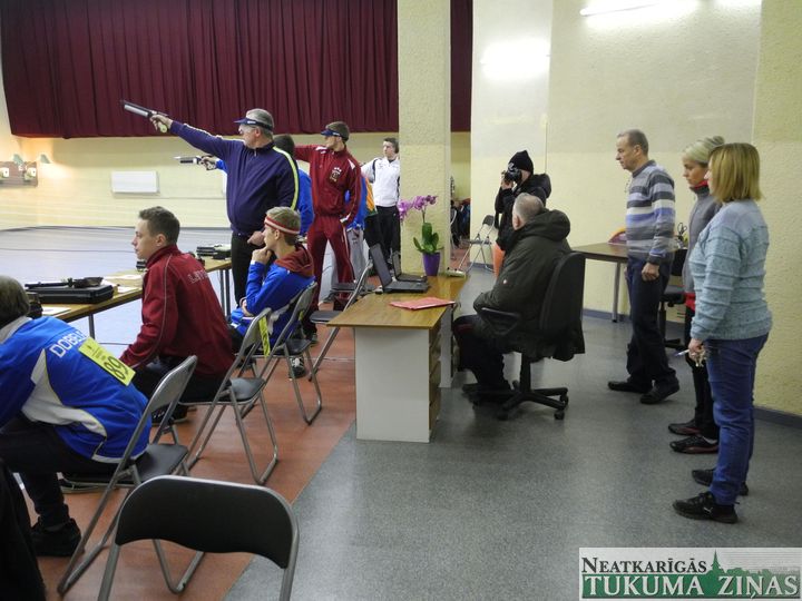 Tukumā komandu čempionāts šaušanā – uz atjaunota grīdas seguma