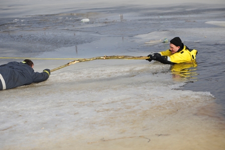 Uz ledus atrasties ir bīstami, pieskatiet mājdzīvniekus!