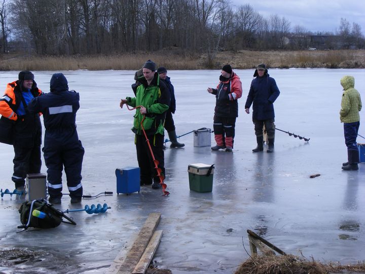 Vēl pirms pavasara iestāšanās – zemledus copes mači Irlavā /FOTO/