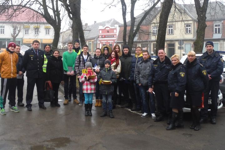 Tukuma policistus ēnoja 13 skolēni