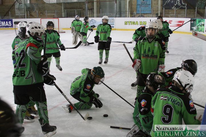 Tukuma jaunie hokejisti sagrauj vienaudžus no Rīgas