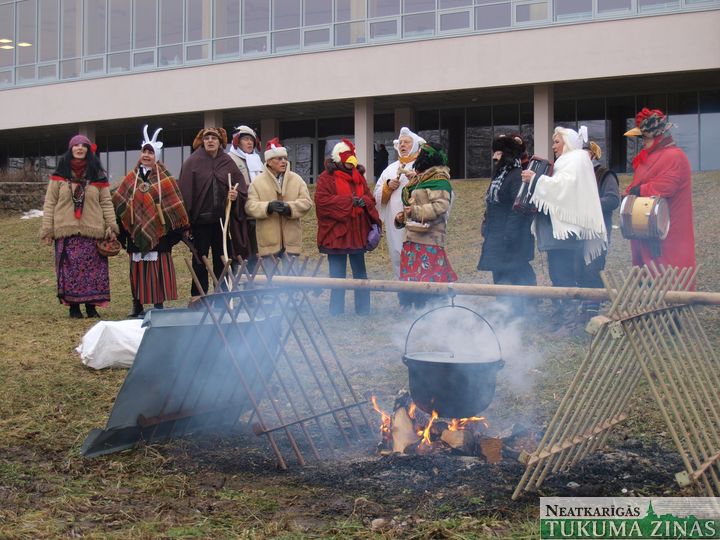 Slampē svin tautiskus Meteņus