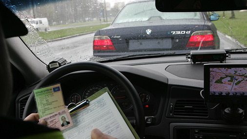 Matkulē pamatīgi apzagta automašīna, Sātos aizturēts šoferis-kukuļdevējs