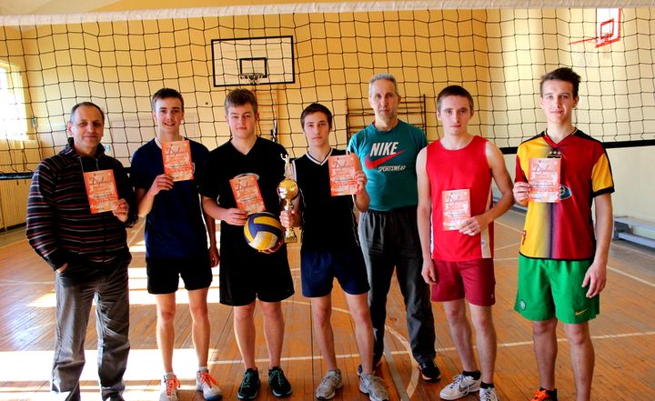 Tumes kauss volejbolā paliek mājiniekiem