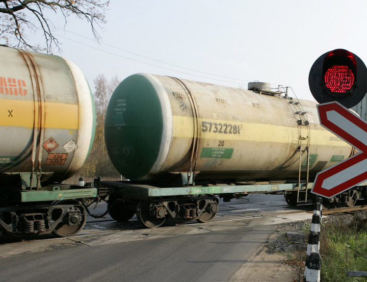 Kandavas stacijā – bīstama degvielas noplūde