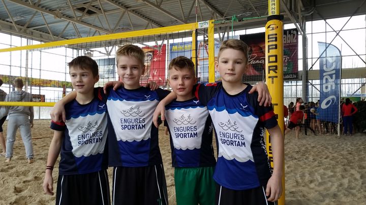 Patīkami pārsteidz jaunie pludmales volejbolisti