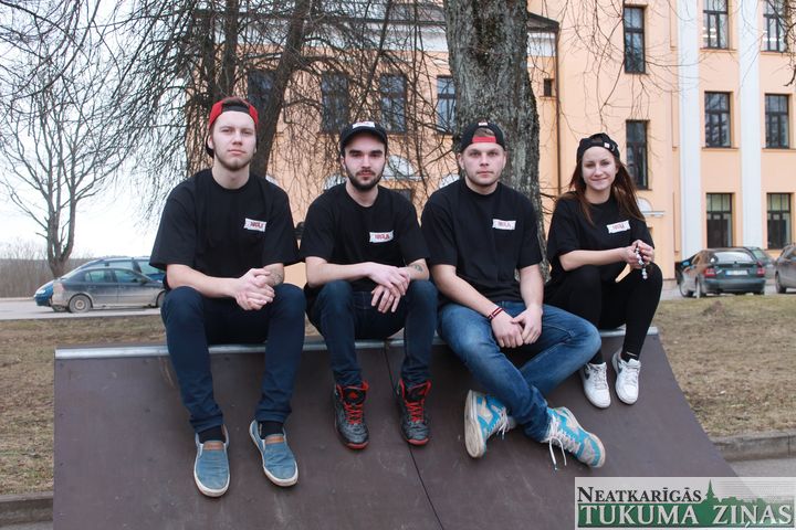 Četri brīvprātīgie Kandavas jauniešu centrā «Nagla»