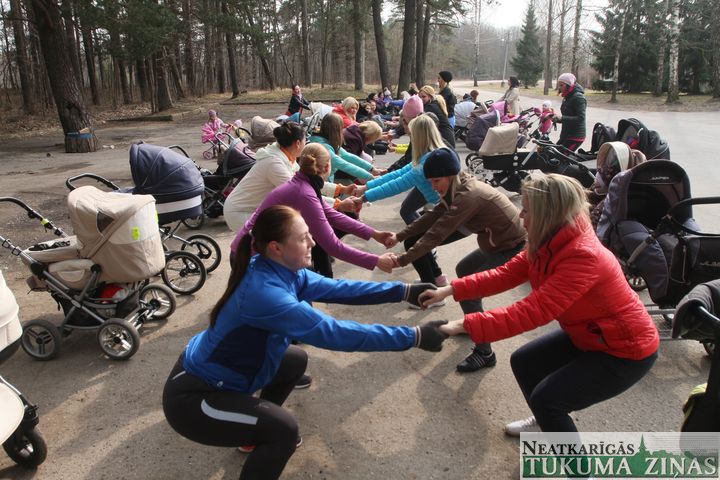 Arī Tukumā māmiņas vingro kopā ar mazuļiem ratos /FOTO/