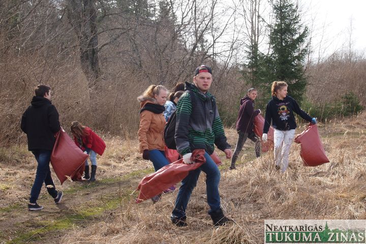 Kandavas jauniešu talka Čužu purva dabas takās /FOTO/