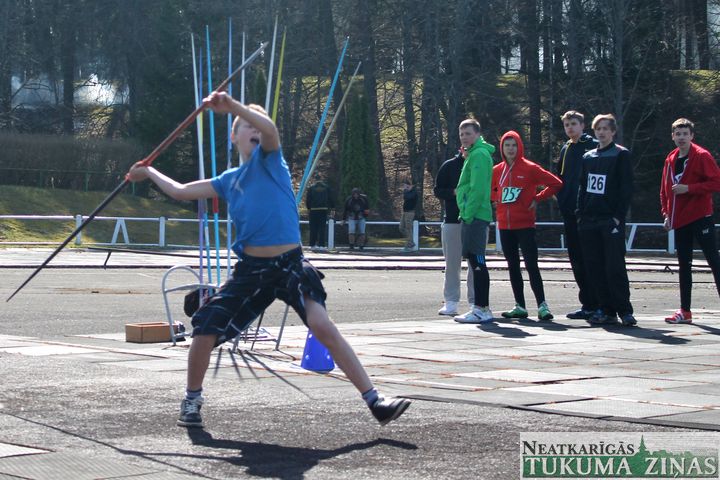 Kandavā noskaidroti labākie Kurzemes šķēpmetēji /FOTO/