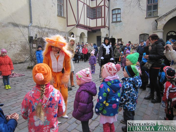 Otrās Lieldienas vērienīgi svinēja Jaunpils pils pagalmā /FOTO/