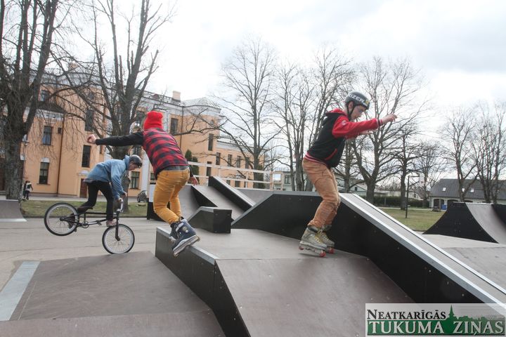 Kandavas skeitparkā sezona atklāta /FOTO/