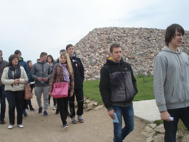 Tumes vidusskolēni talko Likteņdārzā