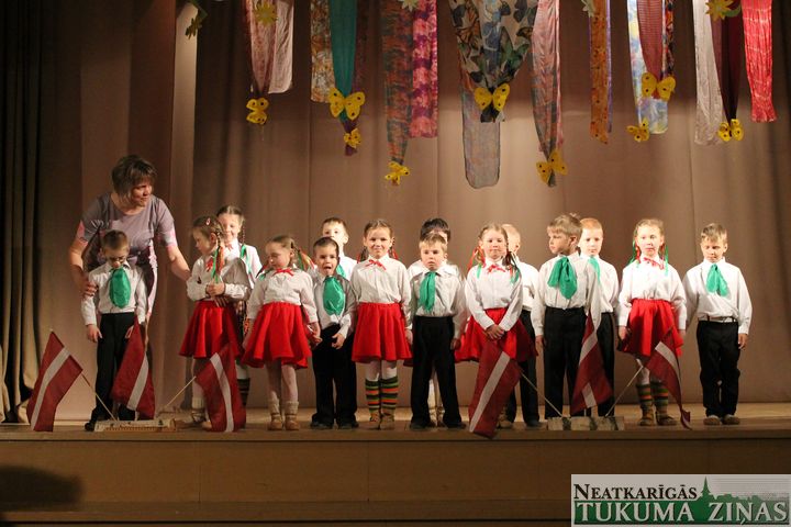 4. maija svētkos Zantē pulcējās dancotāji un dziedātāji /FOTO/