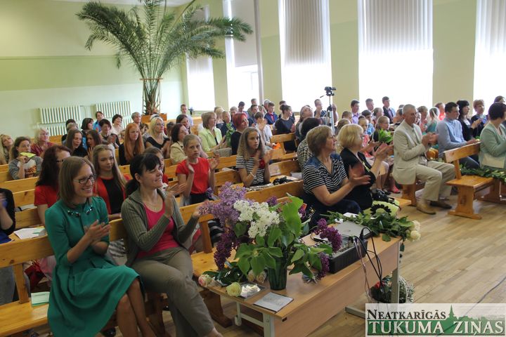 Par izciliem sasniegumiem Kandavas novada skolēniem – naudas balvas /FOTO/