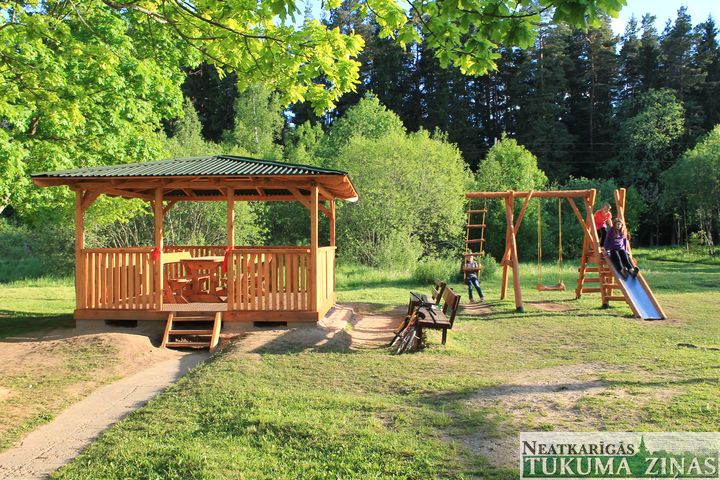 Kandavas stacijas bērniem jauns rotaļlaukums