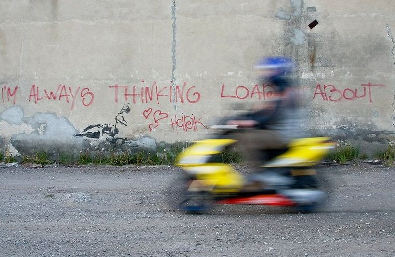 Tukumā pusaudze ar mopēdu iebrauc kokā