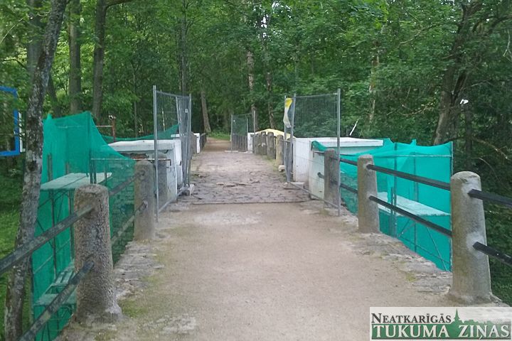 Pirms Durbes tilta remontdarbiem garnadži nozaguši visas mīlas atslēdziņas