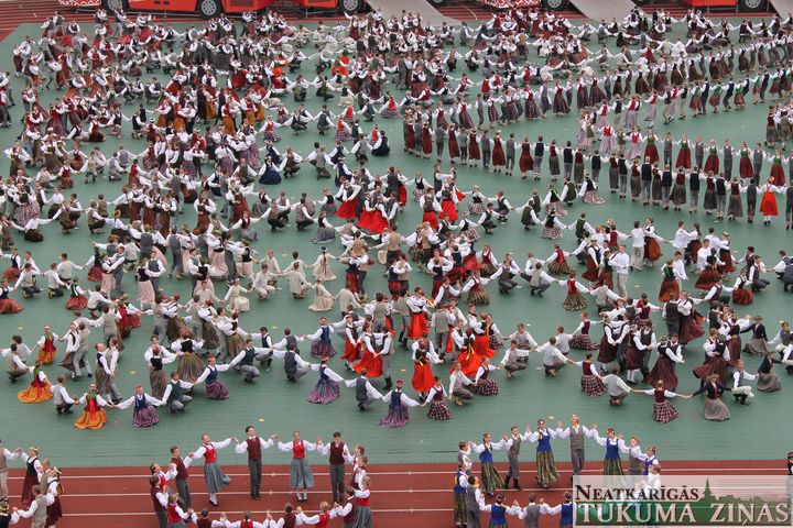 Deju svētku lieluzvedums «Līdz varavīksnei tikt»