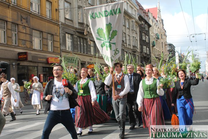 Dziesmu un deju svētku gājiens… ne visiem