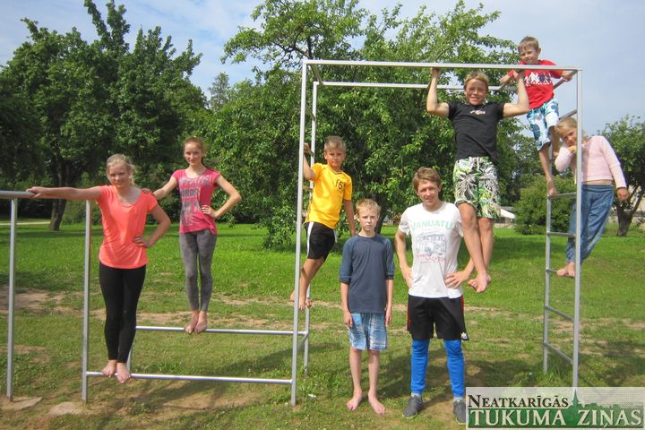 Veselības veicināšanas un jaunatnes speciālists jaunpilniekiem vada vingrošanu