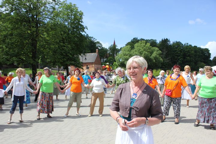 Senioru deju festivālā «Dejas zem ozolu cepurēm» Kandavā /FOTO/