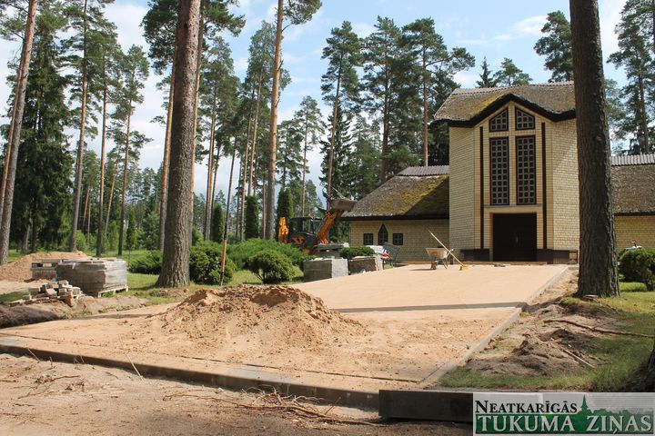 Kandavas kapu apsaimniekotājs neapmierināts ar ceļu uzturētāju veikumu