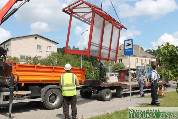 Engures novadā uzstāda jaunas pieturu nojumes