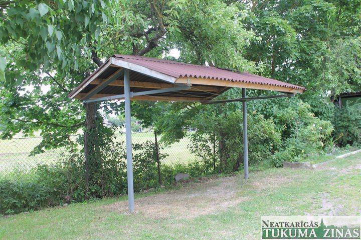 Ko labot pirmo – mājas vai veļas nojumes jumtu?