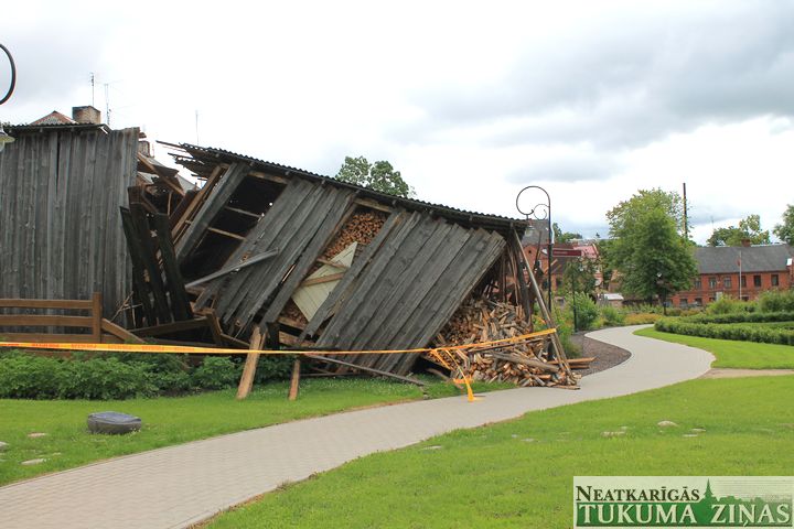 Kandavas promenādē sagāzies malkas šķūnis