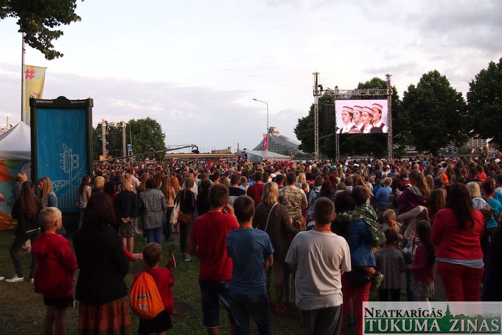 XI Latvijas skolu jaunatnes Dziesmu un Deju svētki rit pilnā sparā /FOTO/