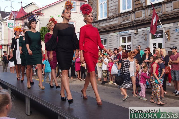 Piektdienas pēcpusdiena Pils ielā /FOTO/