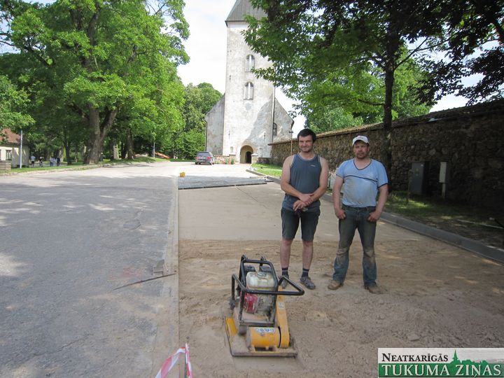 Uz Jaunpils baznīcu nobruģēts celiņš un laukums