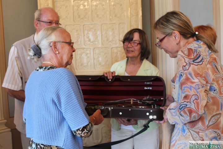 Tukuma Durbes pilij dāvina 130 gadus vecu vijoli