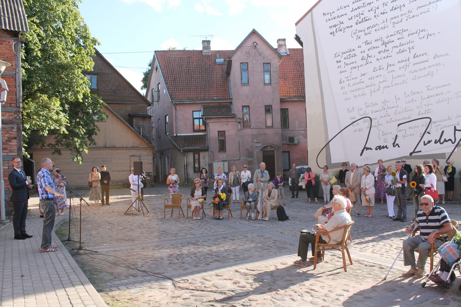 Grāmatas «Ziedošais ķiršu dārzs. Tukuma Imants» atvēršanā /FOTO/