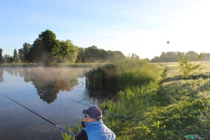 Romantiskas sacensības makšķerniekiem Tumes dīķī /FOTO/