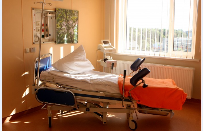 Tukuma slimnīcā pēc dzemdībām nomirusi jaunā māmiņa