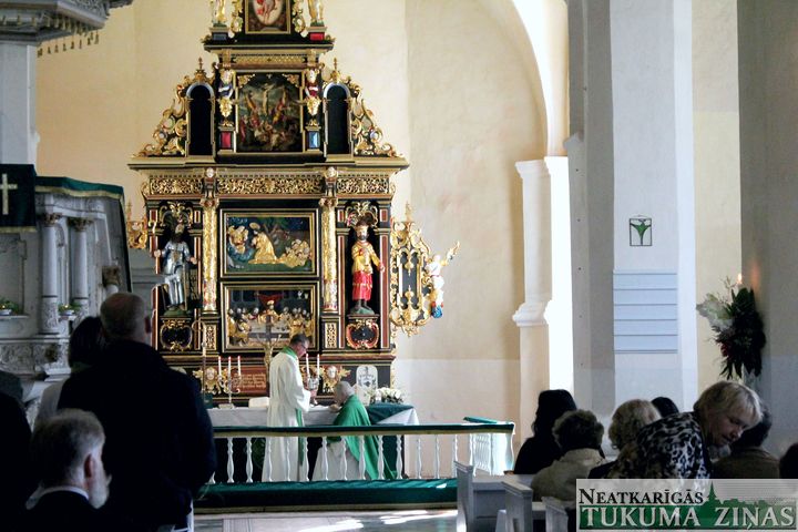 Pēc restaurācijas iesvētīts Jaunpils baznīcas altāris /FOTO/