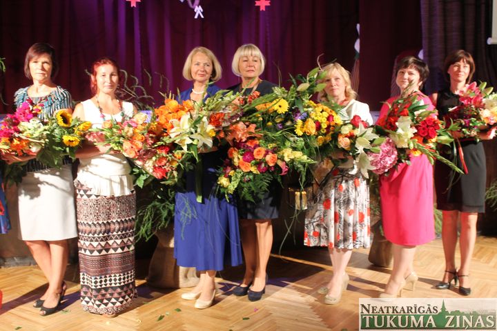 Kandavā skolotājiem vēl spēku, veselību un izturību /FOTO/