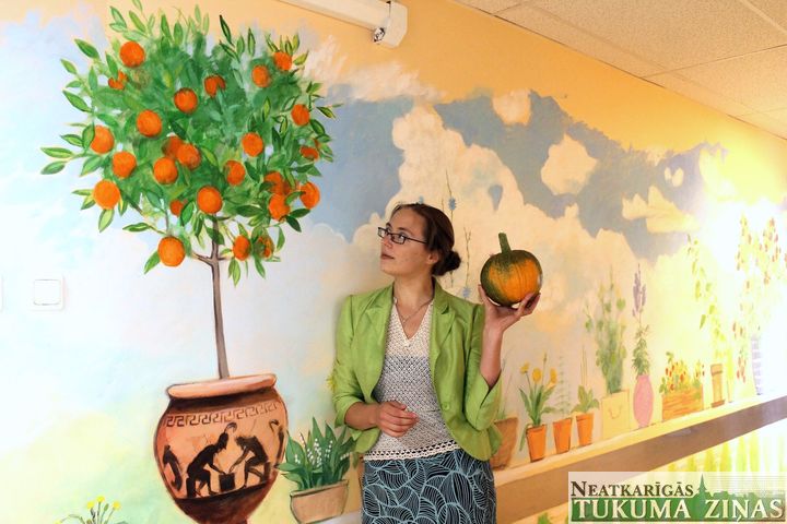 Māksliniece Gerda Stūre apglezno sienu Tukuma slimnīcas Bērnu nodaļā
