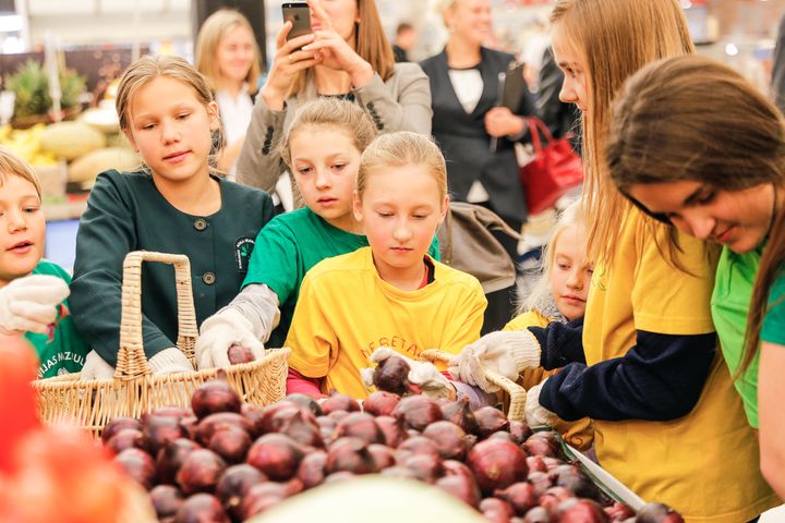 Lielveikalos nopērkami arī Kandavas un Zantes mazpulcēnu audzētie sīpoli