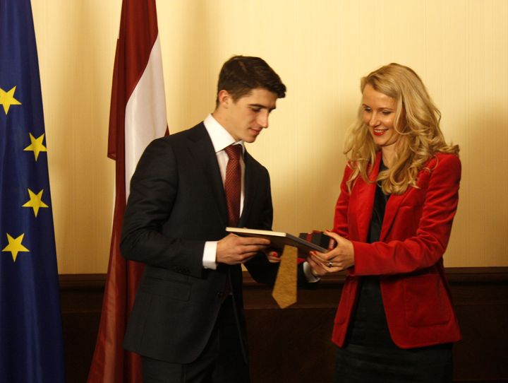 Saeimā sveic Eiropas labāko kvadriciklistu, džūkstenieku Edgaru Meņģeli