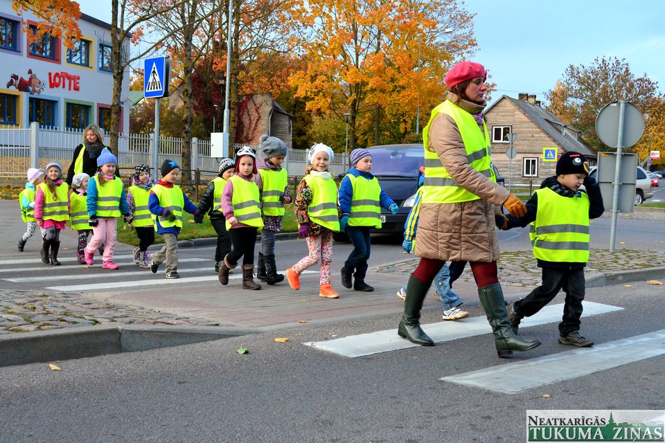 Diennakts tumšajā laikā – tikai ar atstarojošu vesti