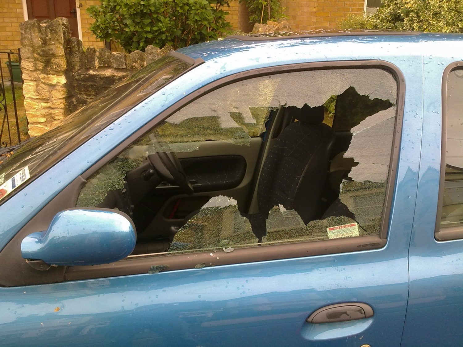 Smārdē izdemolēta automašīna