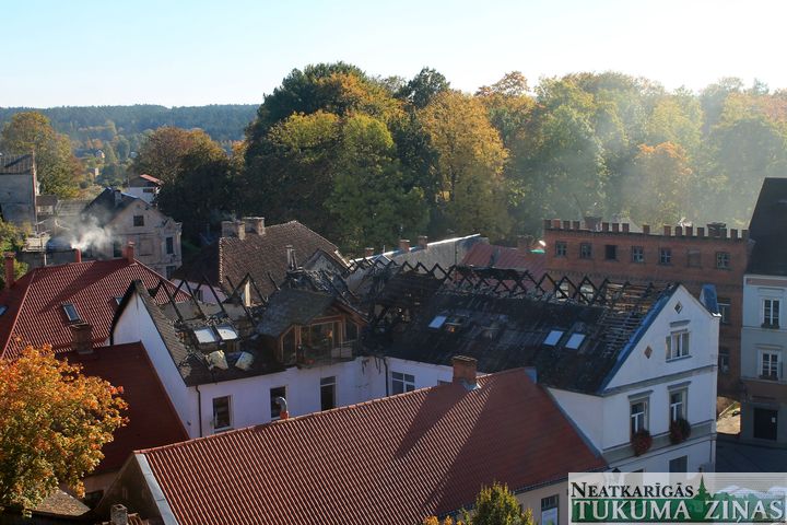 Bīstamo ugunsgrēku Kandavā 12 stundas dzēsa astoņas glābēju brigādes