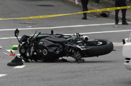 Pēc avārijas Jaunpilī slimnīcā mirst motociklists