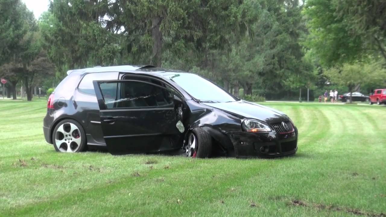 Lauktehnikā autovadītājs “novāko” auto un aizbēg, lūdz atsaukties aculieciniekus