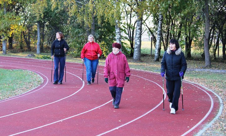 «Pīrādziņa nūjošana» Kandavā pulcē 70 dalībniekus